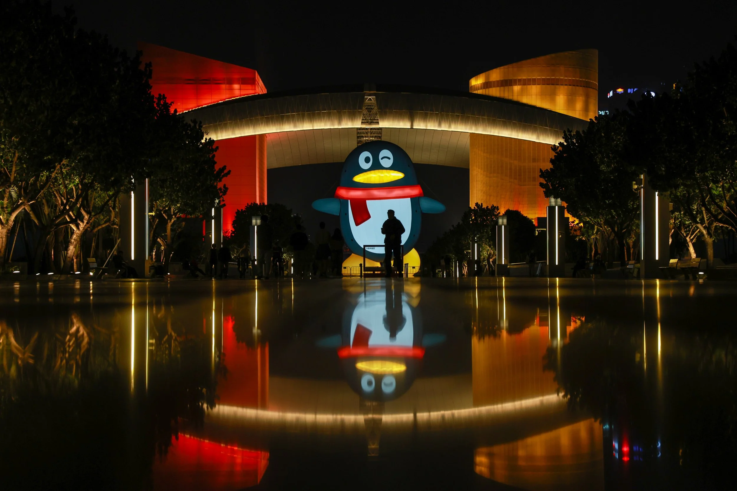 A nighttime photo of the Center for Citizens of Shenzhen shows everything reflected on the floor, creating balance and unity.
Taken in Shenzhen