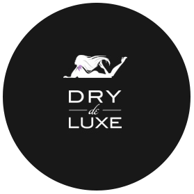 Logo with an illustration of a woman lying down above the text 'Dry de Luxe' on a black background.
