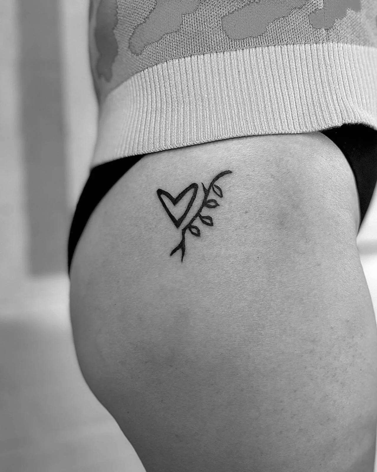 Small heart lino-print inspired tattoo on the hip by Pip 