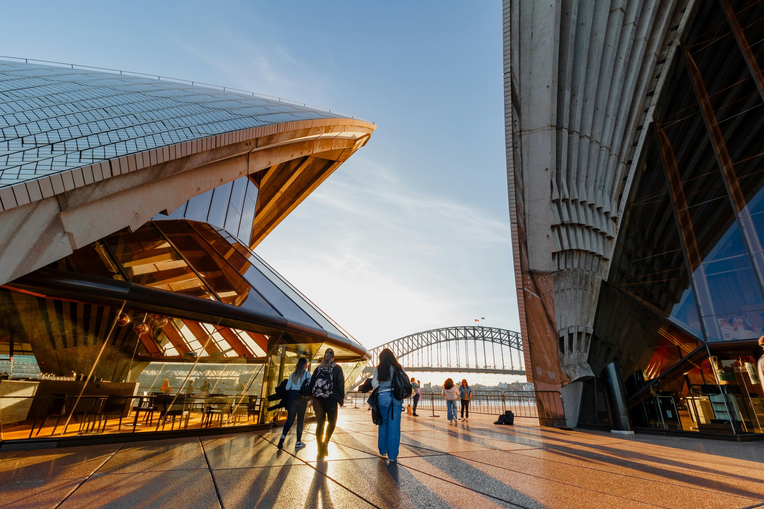 estudiantes internacionales caminando en la ciudad deSydney