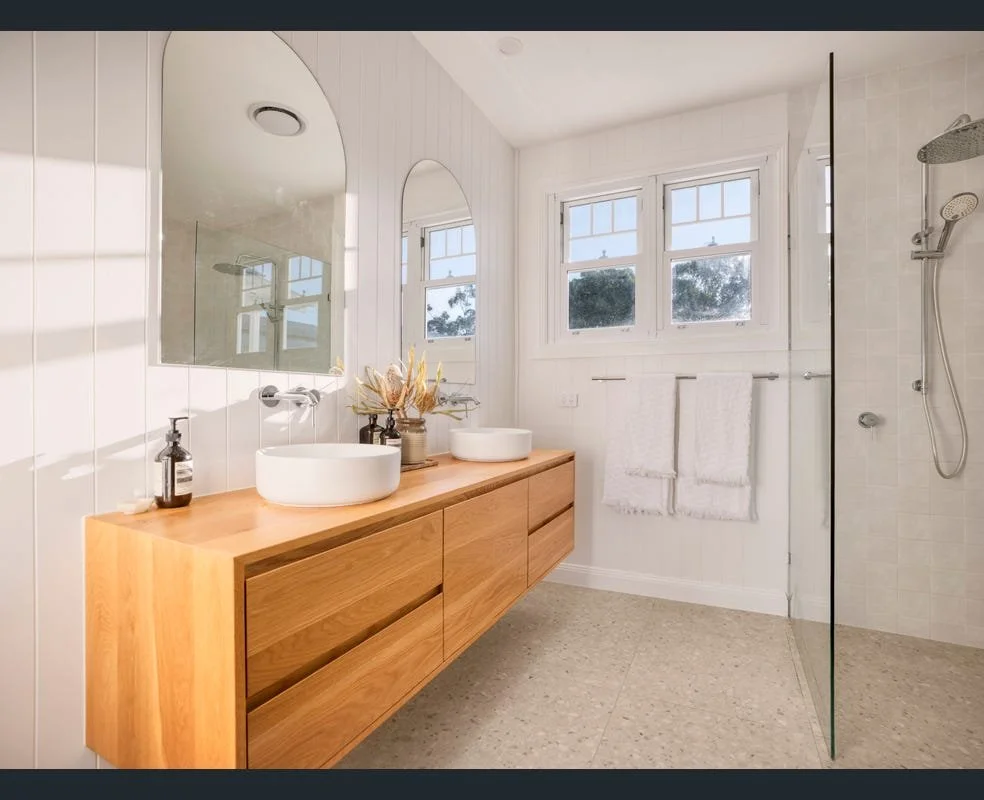 Oranssi carpenter using bench saw