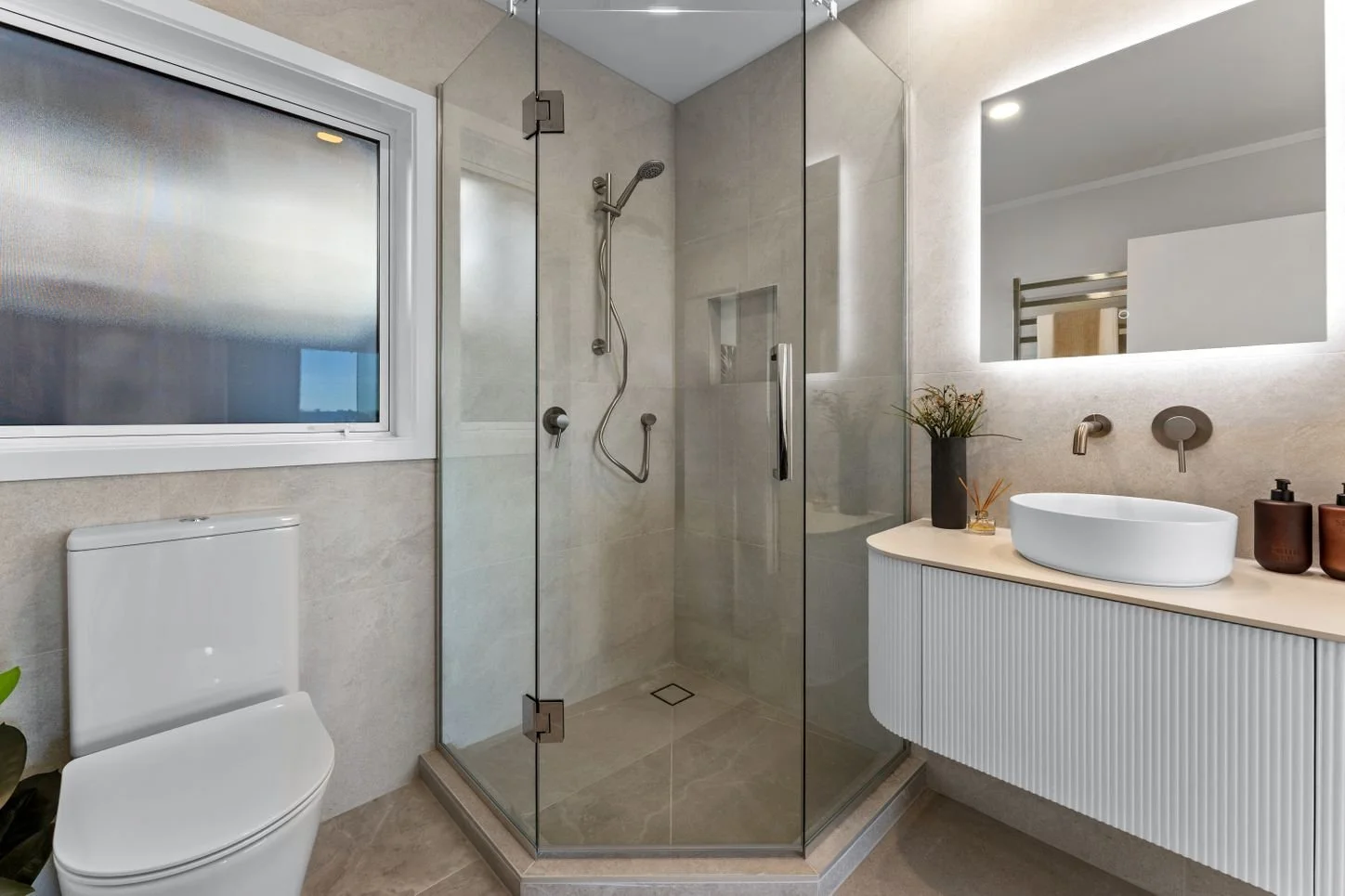 3A Richards ensuite.jpg