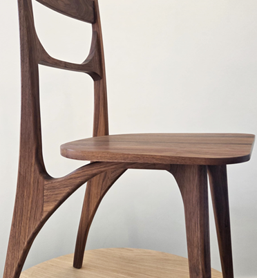 handgemaakte houten stoel met gebogen frame en poten — vakmanschap in opdracht, SPoT Den Haag