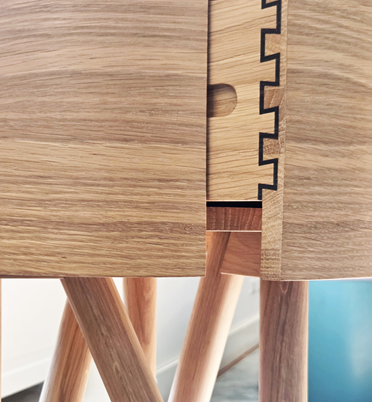 Detail van handgemaakt houten meubel — precisiewerk in opdracht, SPoT Den Haag