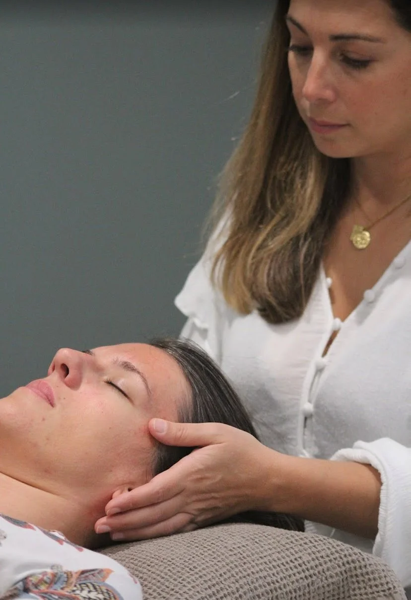 Séance de réflexologie cranio-faciale avec Laura Arzouni, réflexologue à Hossegor