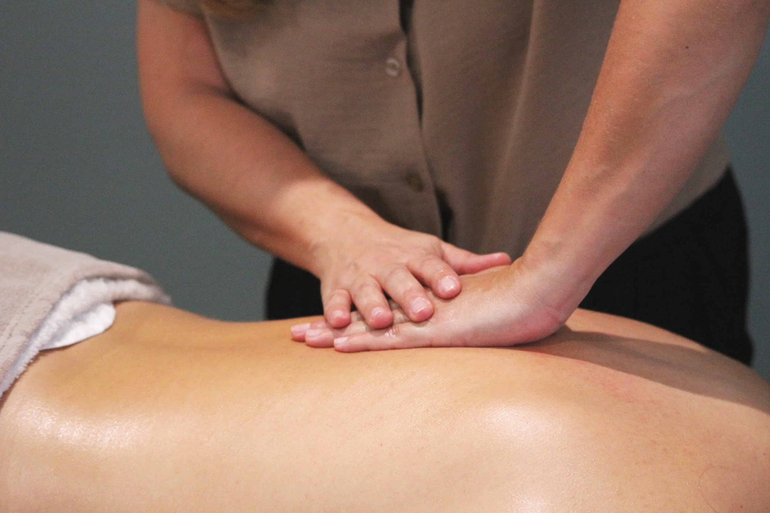 Massage profond du dos à Hossegor — Laura Arzouni