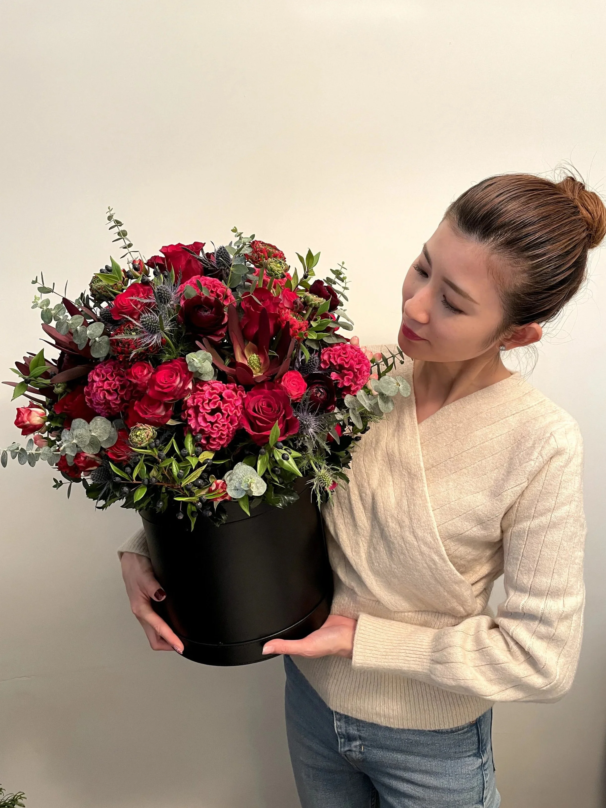 Winnie Chan founder of VANORTEN with a bespoke floral arrangement