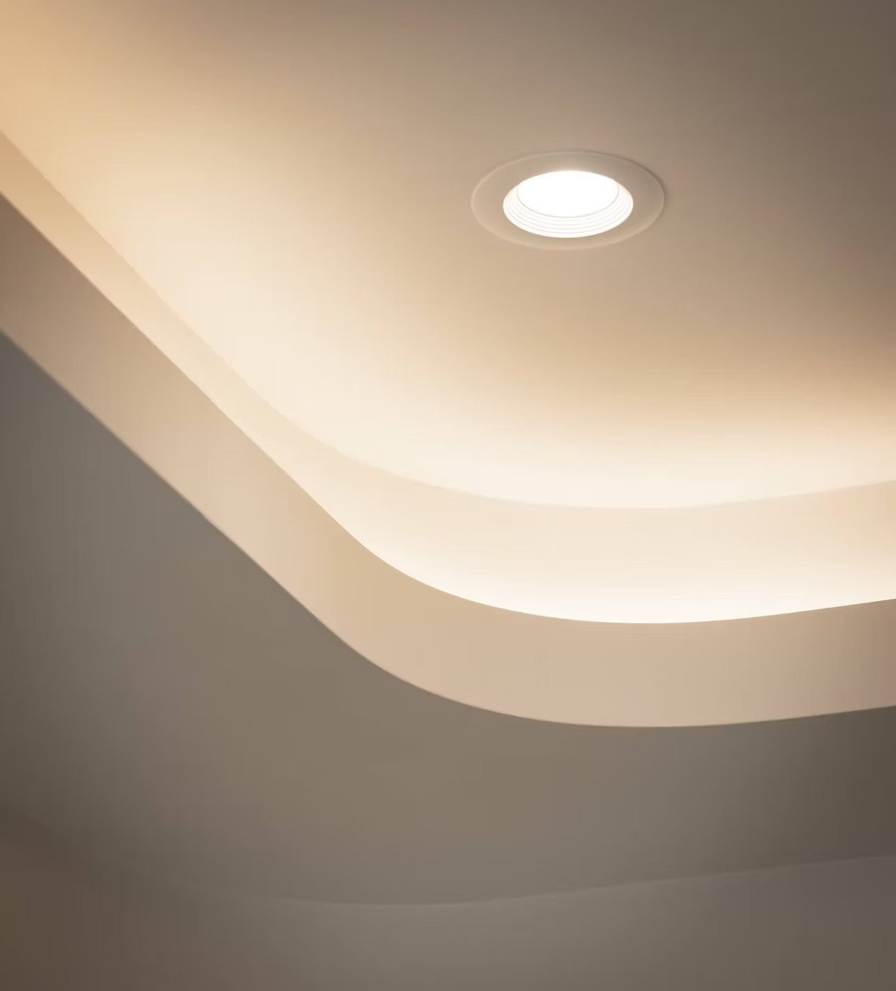 Ceiling with a recessed light fixture emitting white light