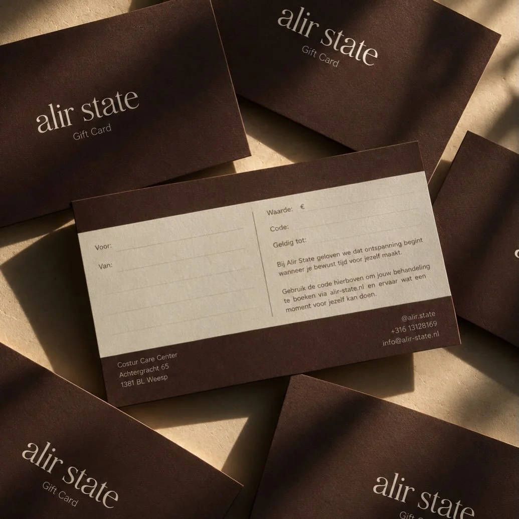 Sommige cadeaus zijn snel uitgepakt en weer vergeten.

Een Alir State Gift Card is een uitnodiging om even stil te staan. Om bewust tijd voor jezelf te maken, los te komen van alles wat aandacht vraagt en ruimte te maken voor rust.

Of iemand nu kies
