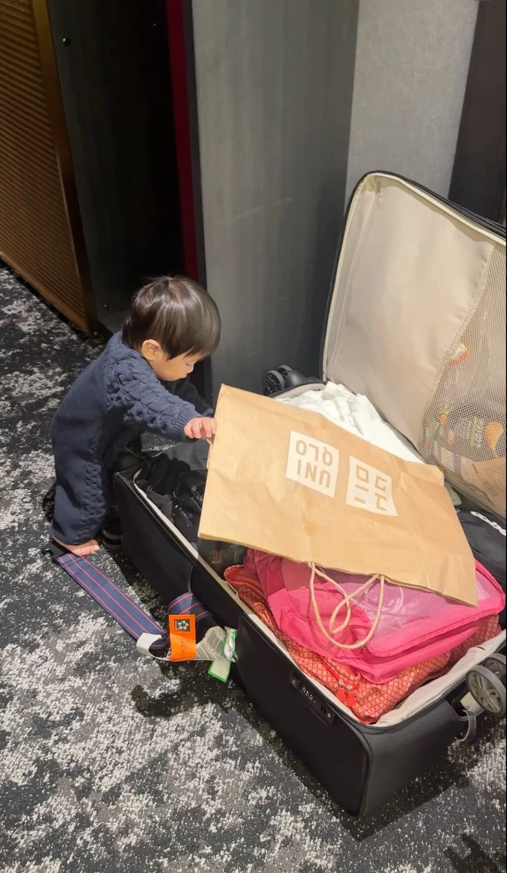Baby with luggage, Mercure Tokyo Haneda Airport hotel"