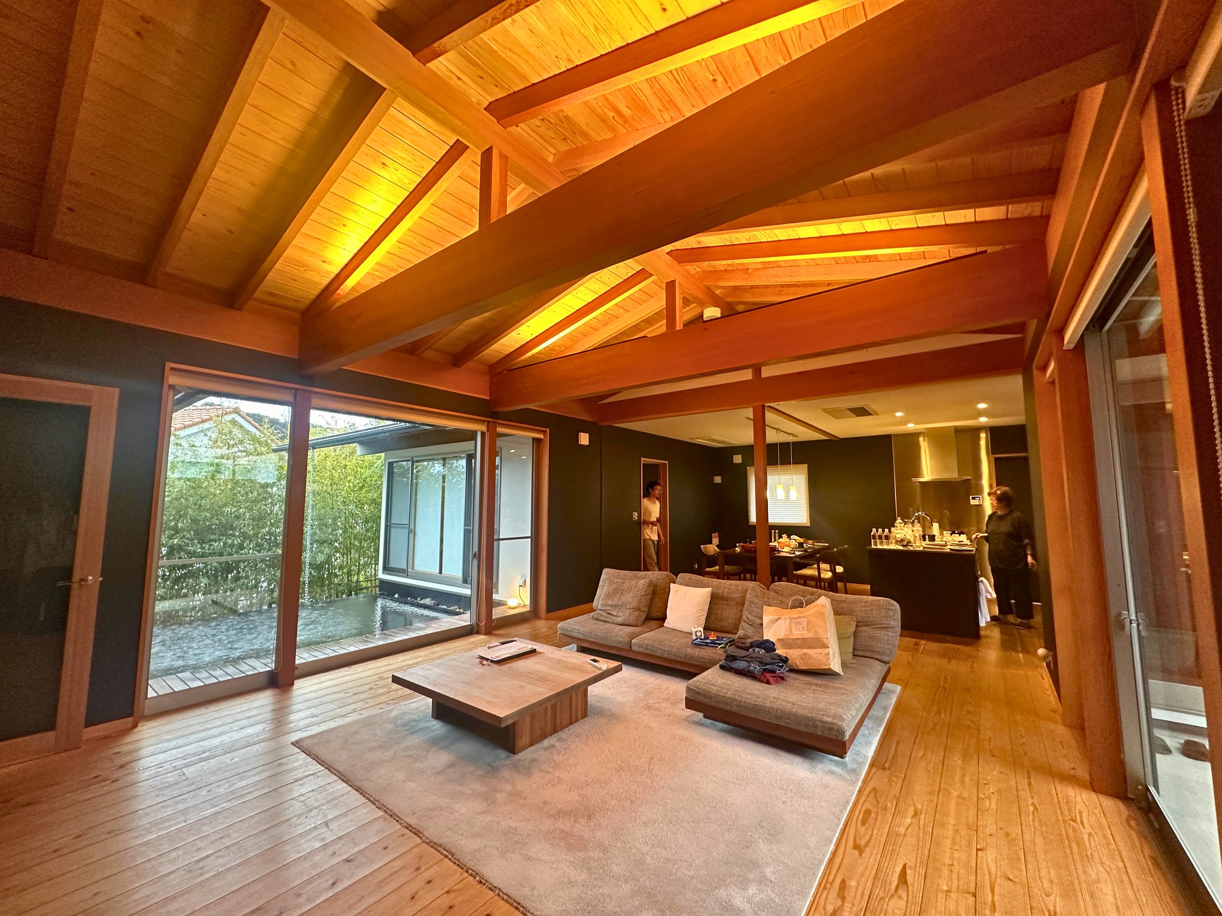 Open-plan modern living room, Shimoda villa Airbnb
