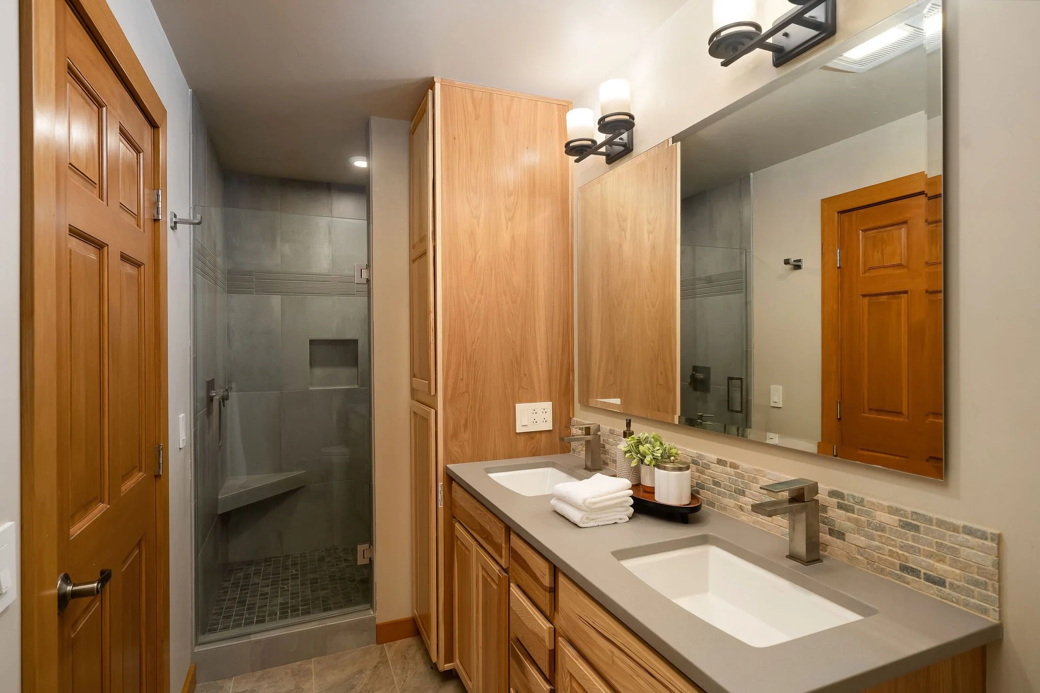 SW Laurel apartment bath web.jpg