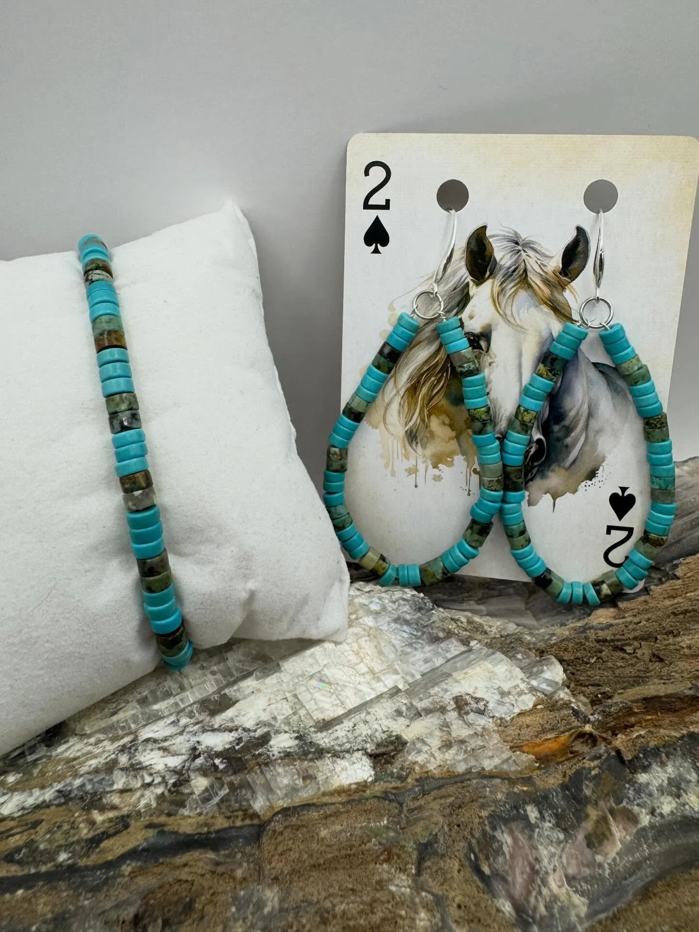 Cute earring and bracelet set made from Kingman and African Turquoise beads 😍🩵

These are available to purchase. Many available ✨

#turquoise #set #beads #handmade #everydaywear
