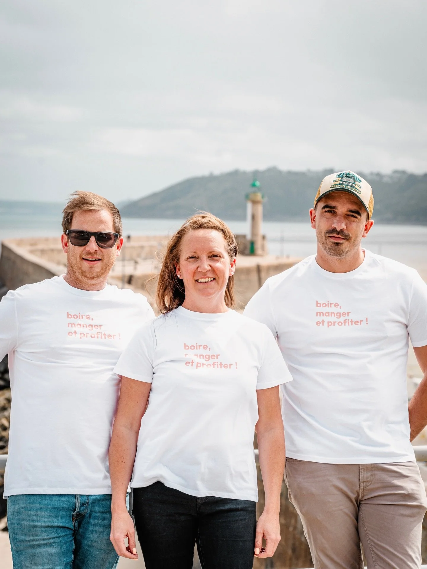 Nous avons h&acirc;te de vous recevoir Au Bout du Quai ✨
Marie, Hugo &amp; Santi et la future &eacute;quipe 💙
#ouverture #auboutduquai #restaurant #binicetablessurmer_tourisme