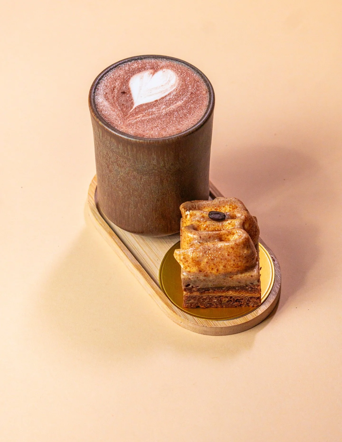 Hot chocolate or coffee dessert&hellip; which one are you choosing today? ☕🍫

If you&rsquo;re in Vienna and craving something warm, rich, and unforgettable &mdash; this is your sign. Our creamy hot chocolate paired with our signature coffee dessert 