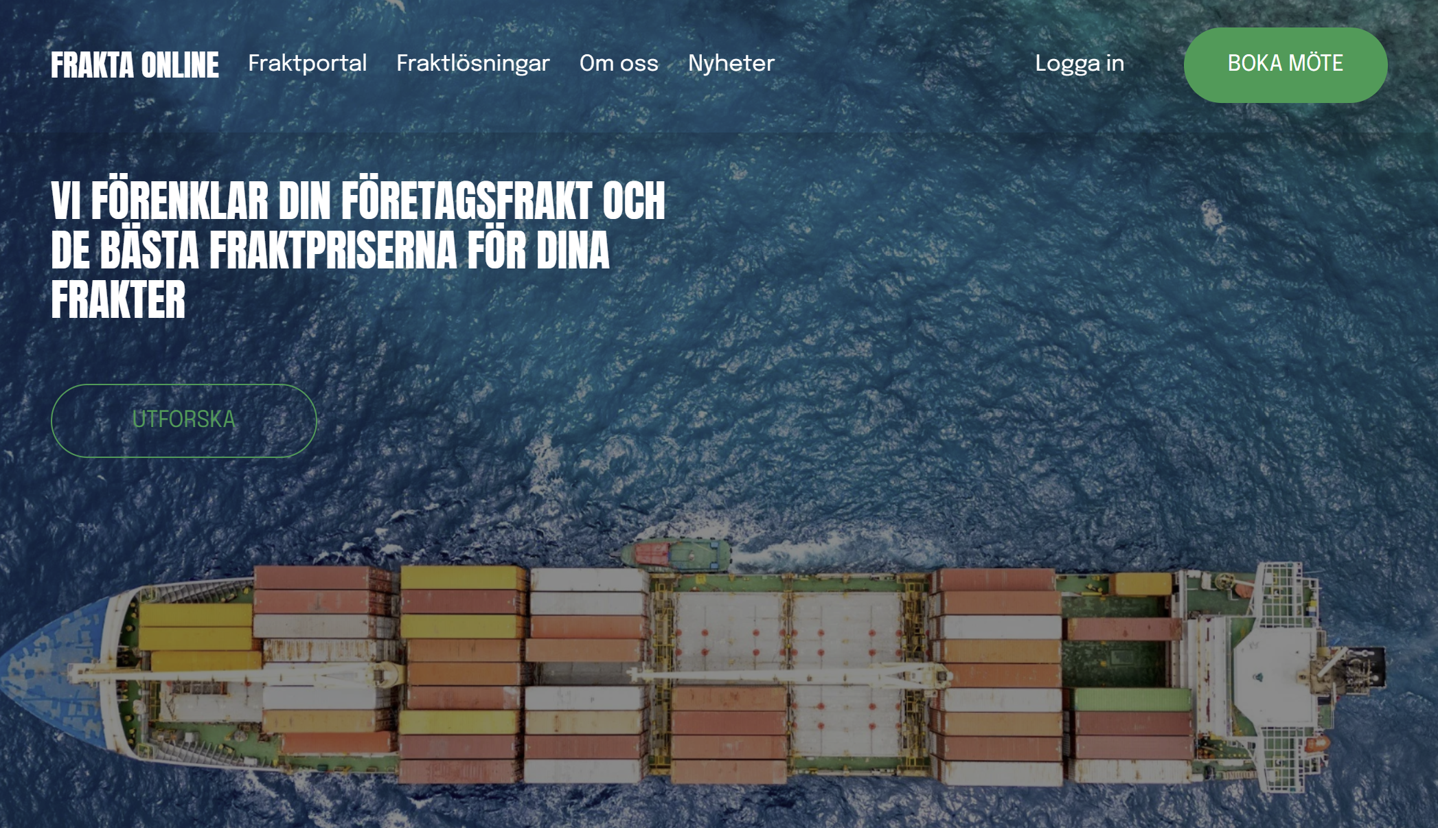 En stor containerfartyg sedd ovanifrån som rör sig genom havet.