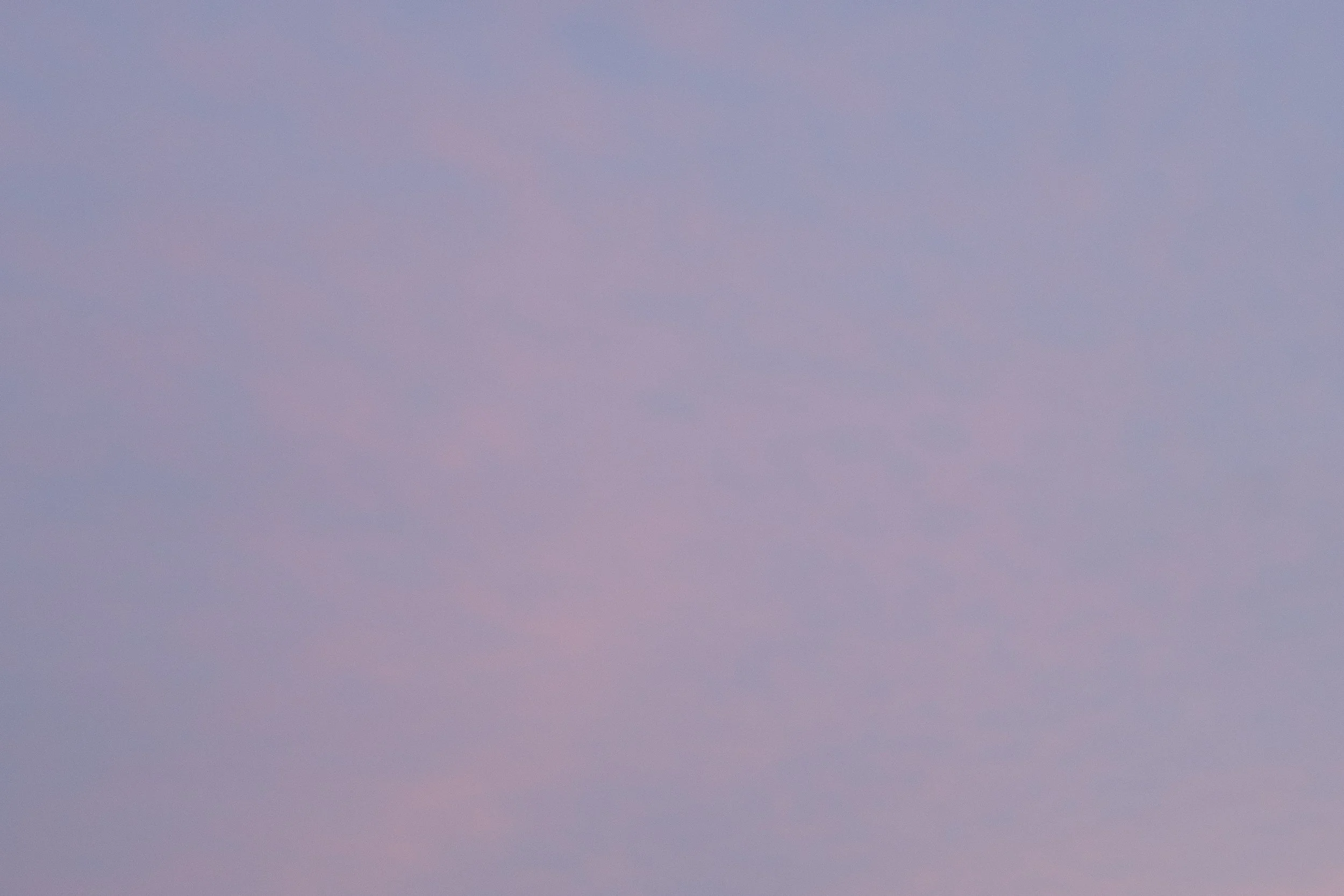 Een afbeelding van een luchten met een zachte pastelkleuren in tinten roze en blauw.