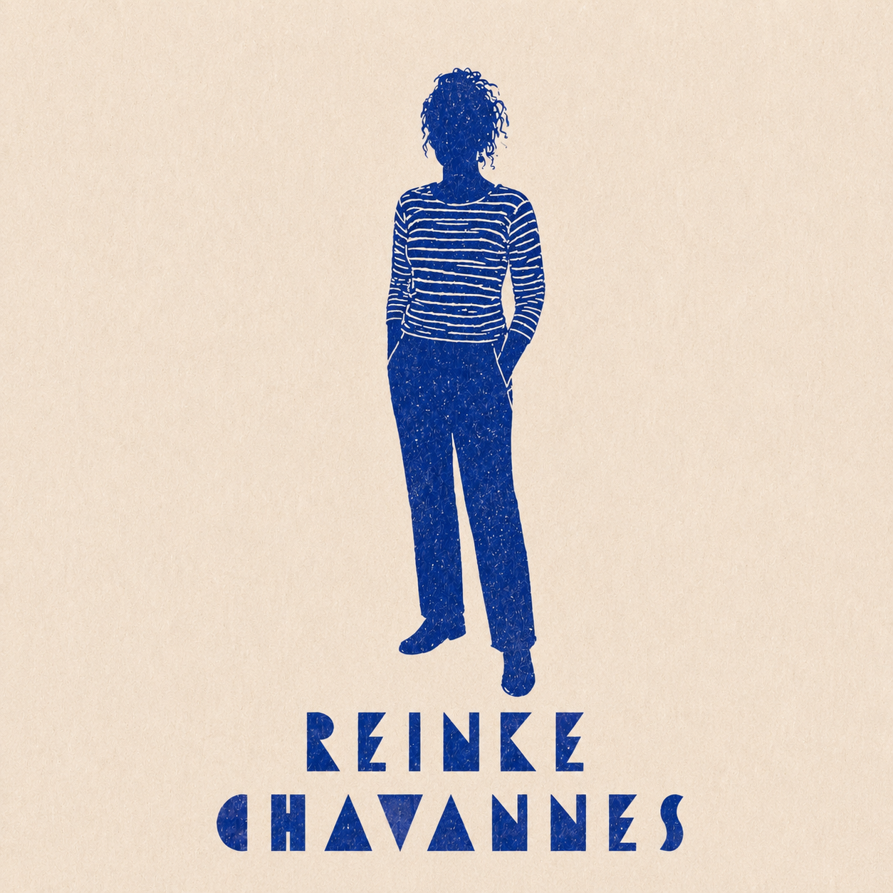 Silhouet van een vrouw met krullend haar, staand met haar handen in haar zakken, gekleed in een gestreepte trui en rechte broek, met de tekst 'Reine Chances' eronder.