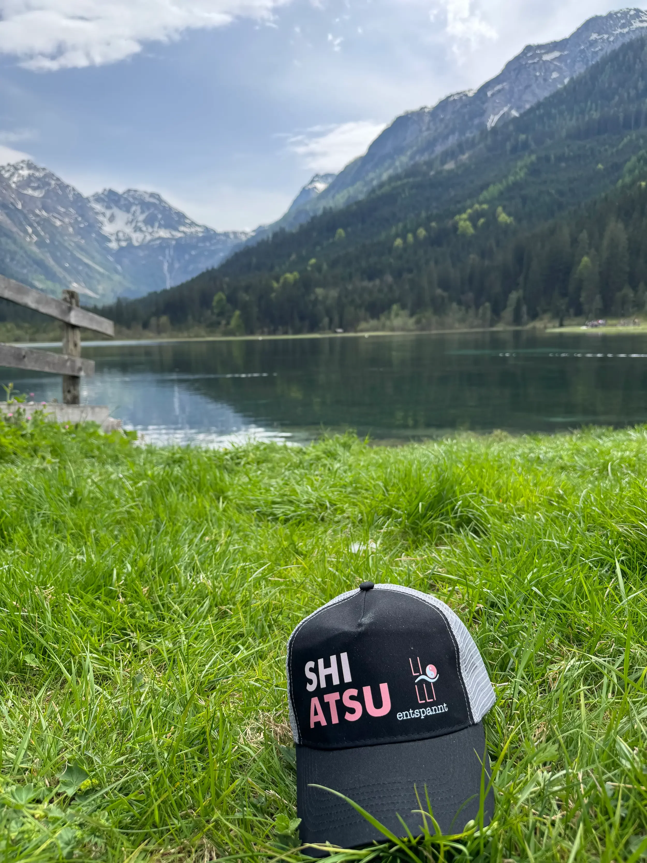 Shiatsu-Lilli-Cap vor Bergsee in den Alpen – Shiatsu Paket RESET bei Shiatsu Lilli