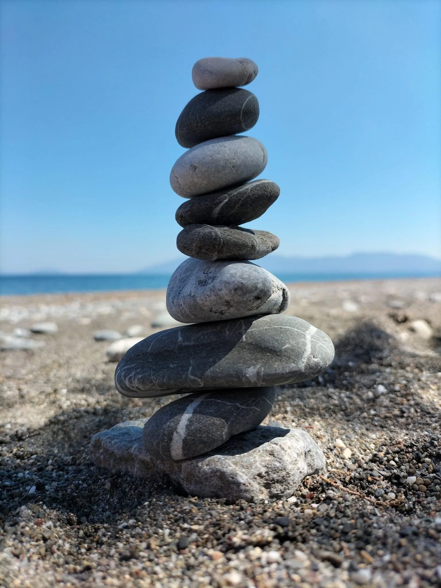 Balancesteine am Strand auf Kos – Symbol für innere Balance und Achtsamkeit, Shiatsu Lilli Elisabeth Hollinger, 2326 Lanzendorf Wien