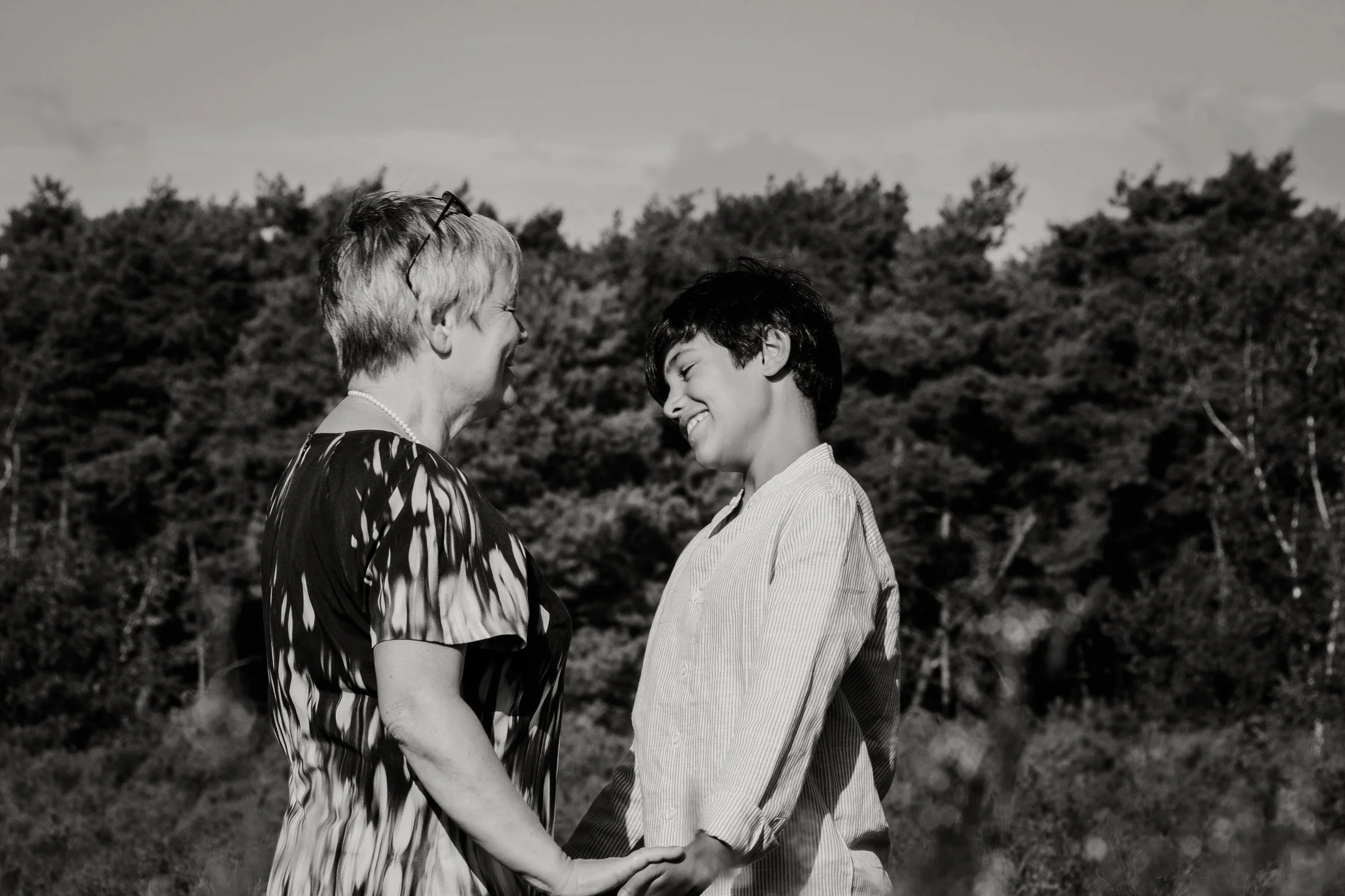 mooi moment tussen oma en kleinzoon tijdens gezinsstoot na corona