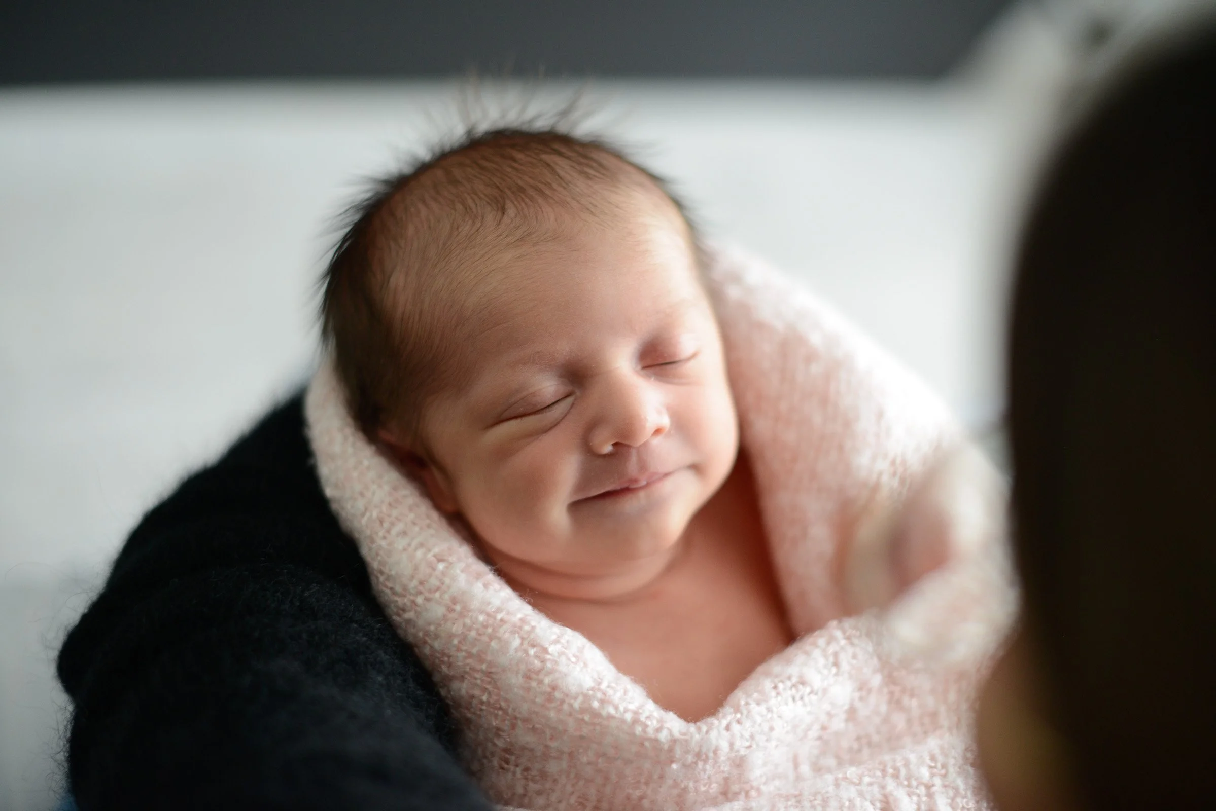 tevreden lachende newborn baby 