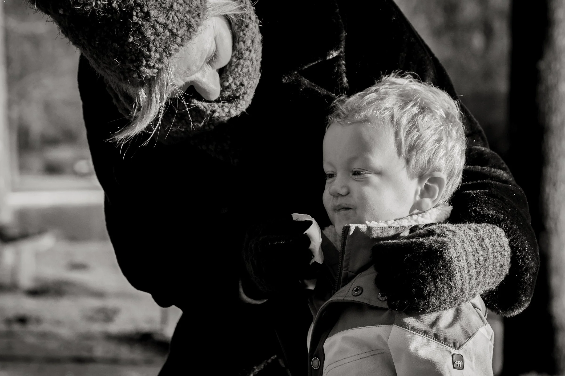 oma zorgt voor kleinzoontje tijdens documentaire familiestoot