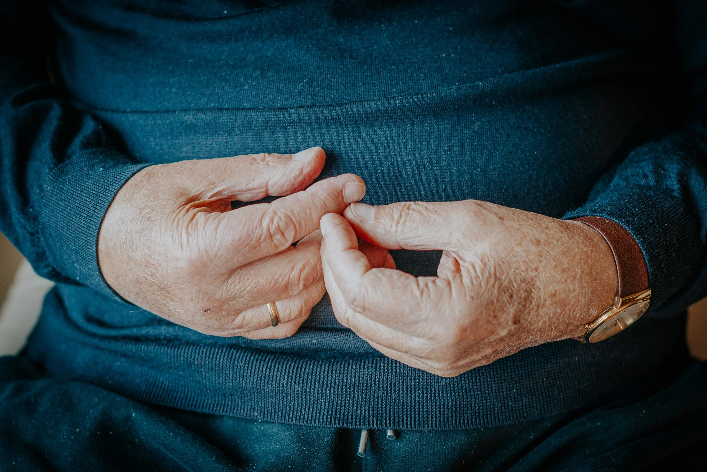 handen palliatieve man tijdens afscheidsreportage