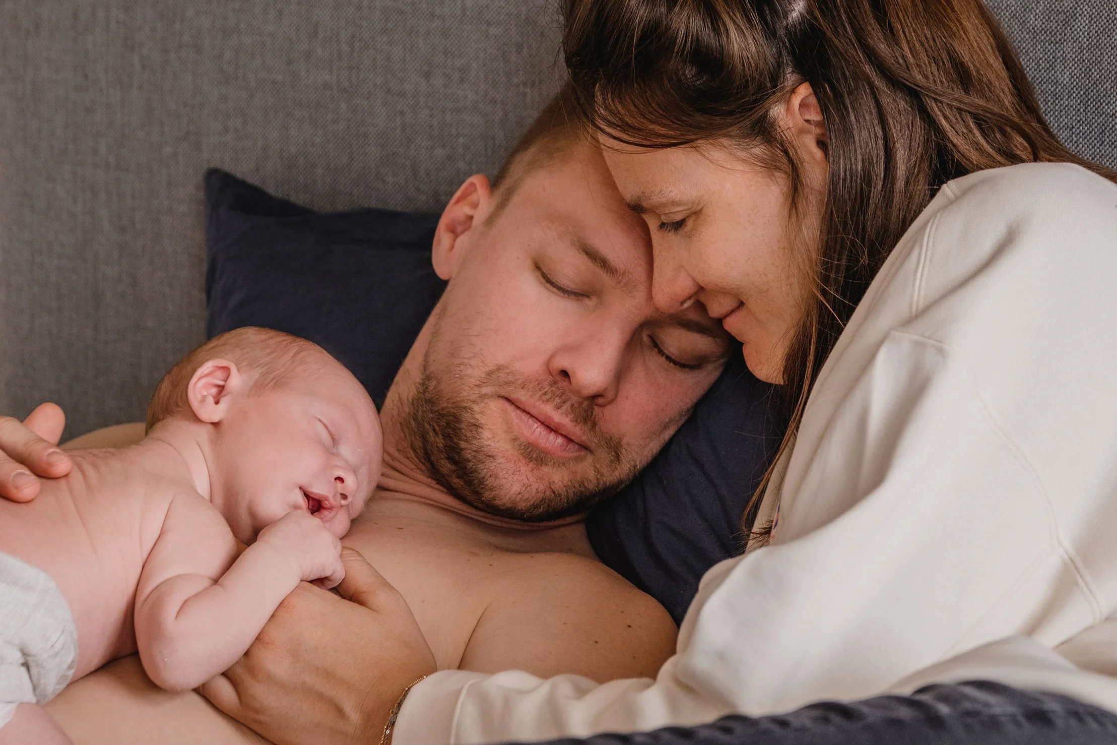 intiem moment tijdens newborn fotografie