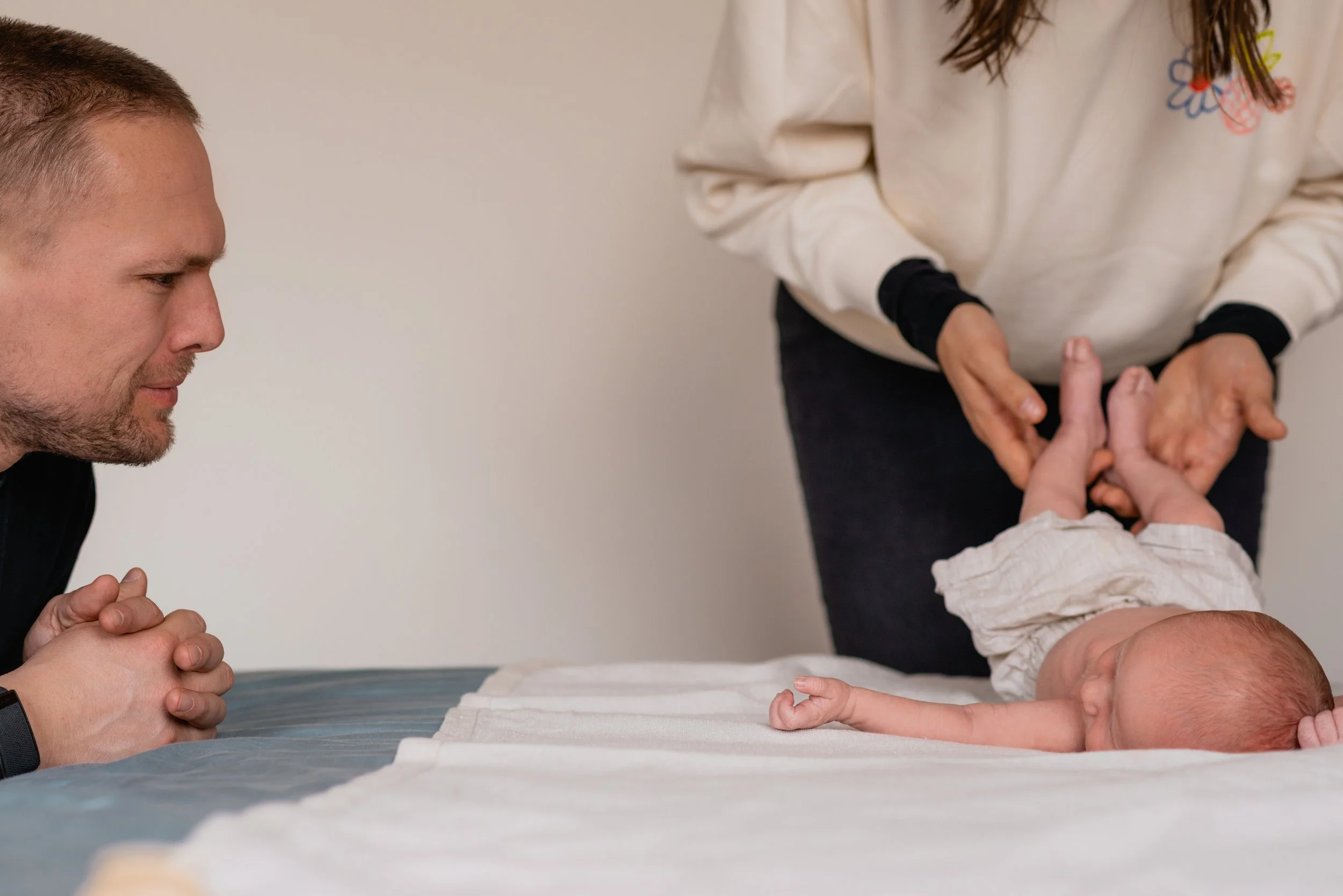 humoristisch beeld tijdens newborn fotoreportage