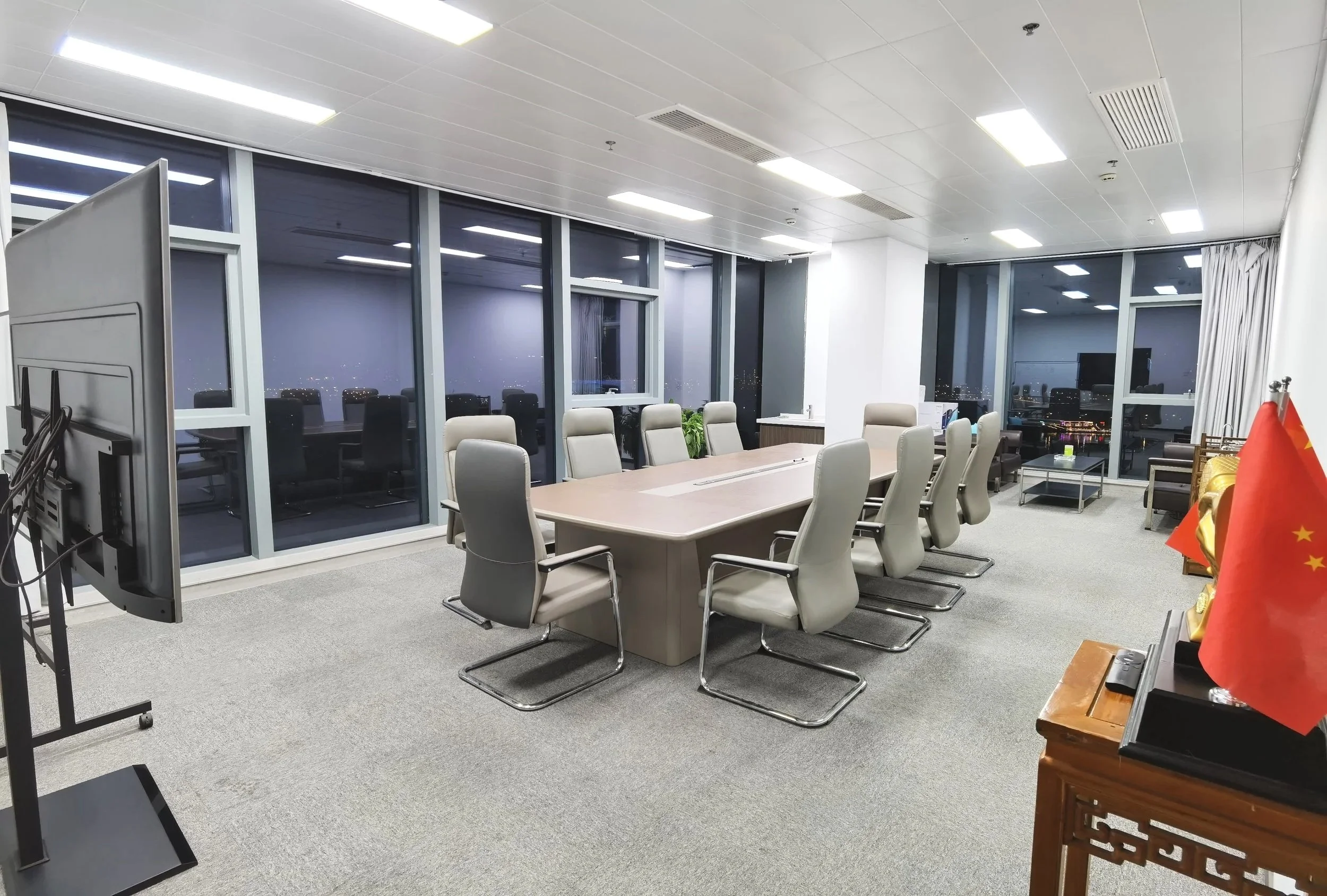 The yolopool company's meeting room is spacious and bright. Swimming pool designers often hold technical meetings here, and the pool sales team frequently holds video conferences with clients around the world here.