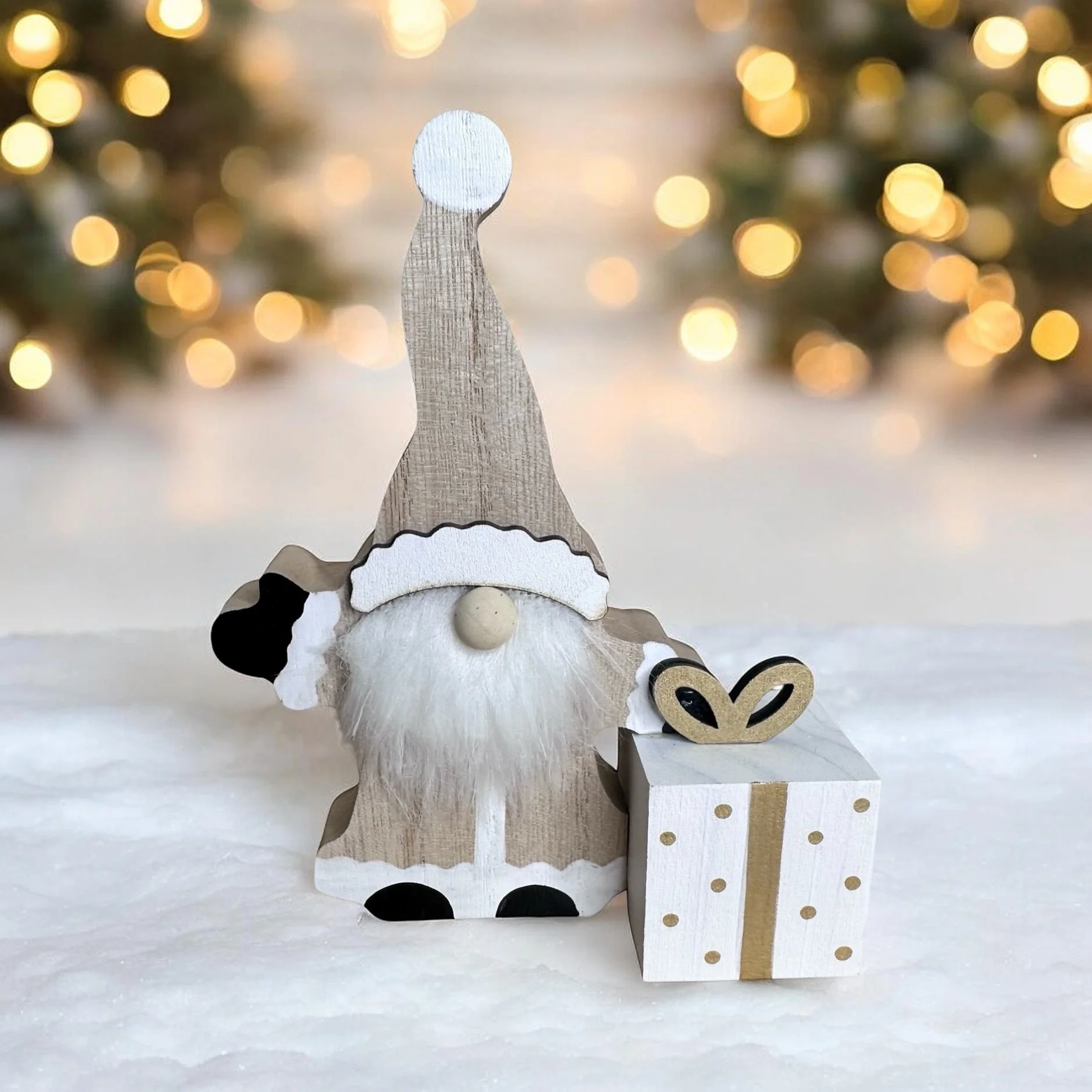 XMAS GNOME WITH GIFT 2.jpg