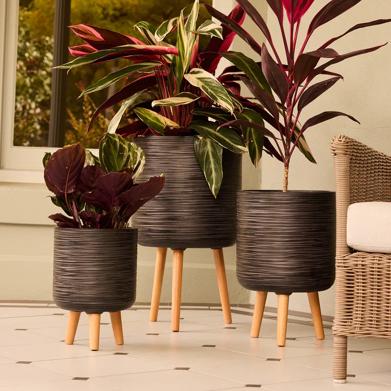 UL2473-BK_SirrocoTripodPot_Black_INSITU_web.webp