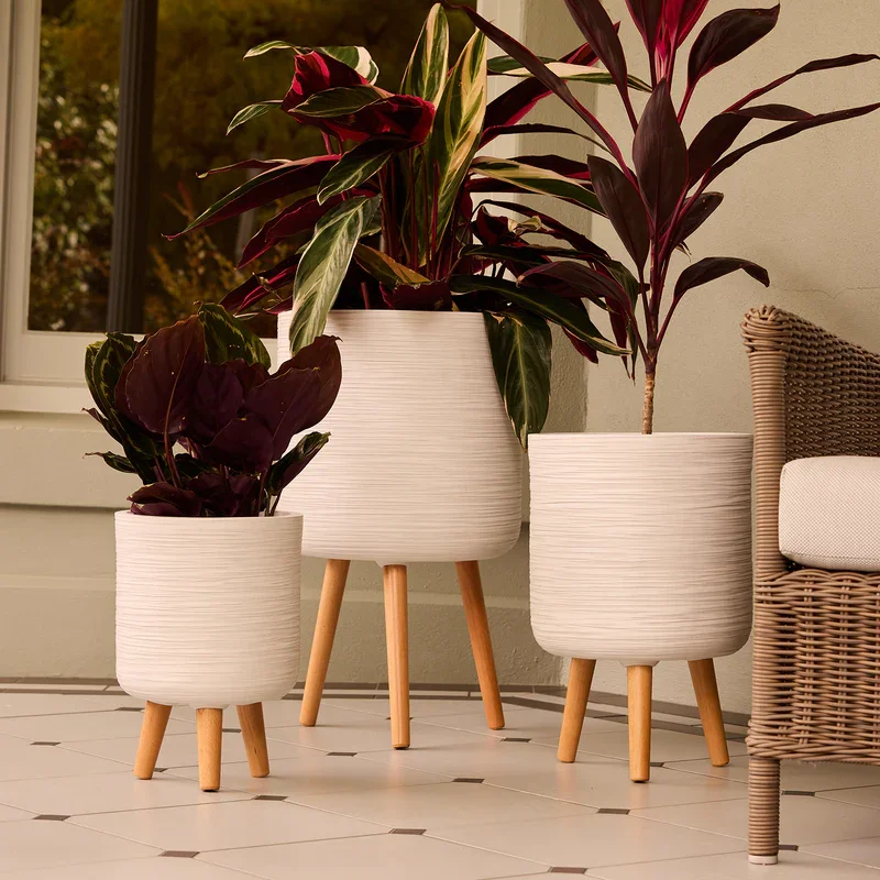 UL2473-WH_SirrocoTripodPot_White_INSITU_web.webp