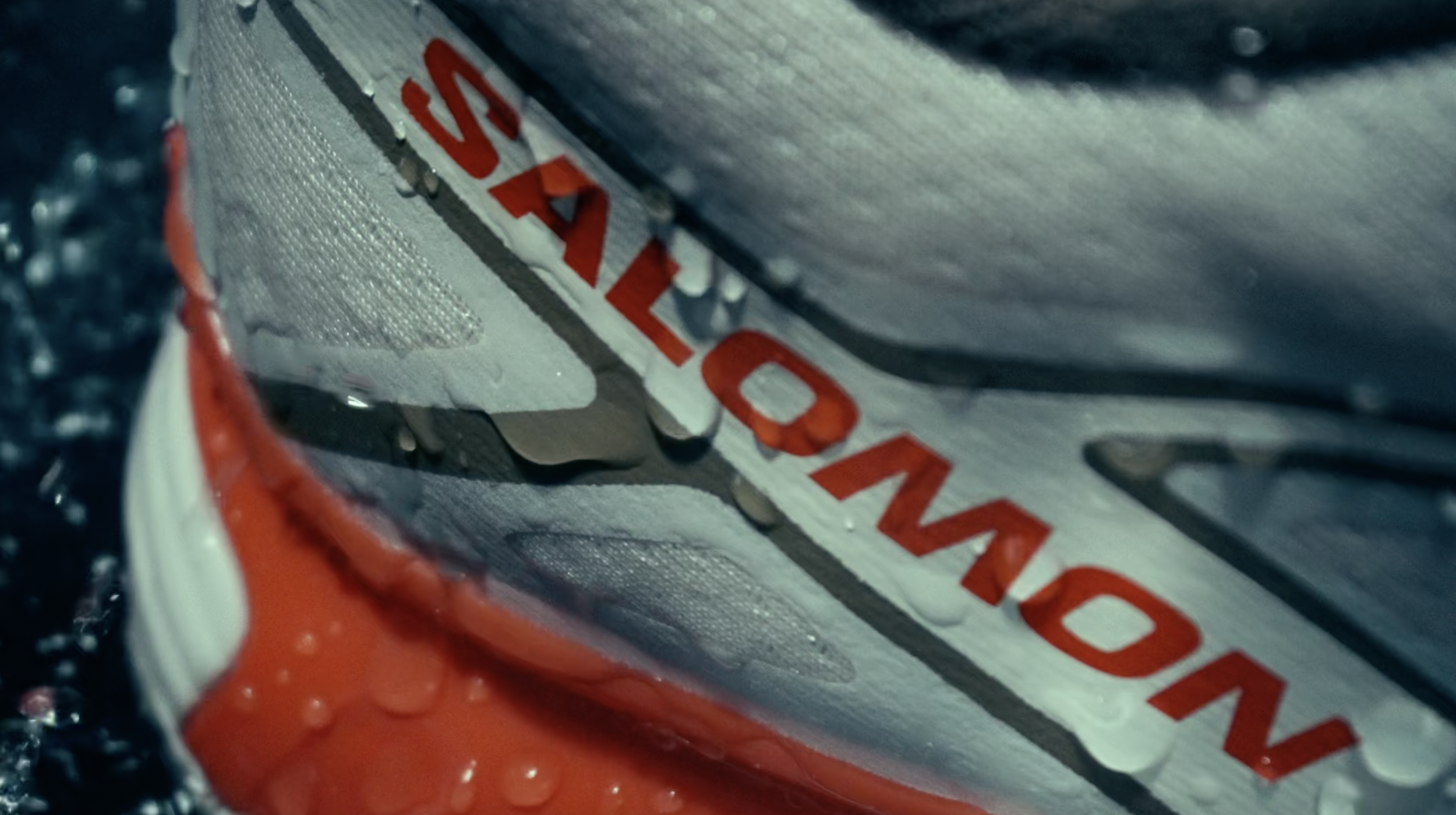 Zoom vif sur une pièce de cyclisme Nike en tissu synthétique, avec le logo Nike rouge visible.
