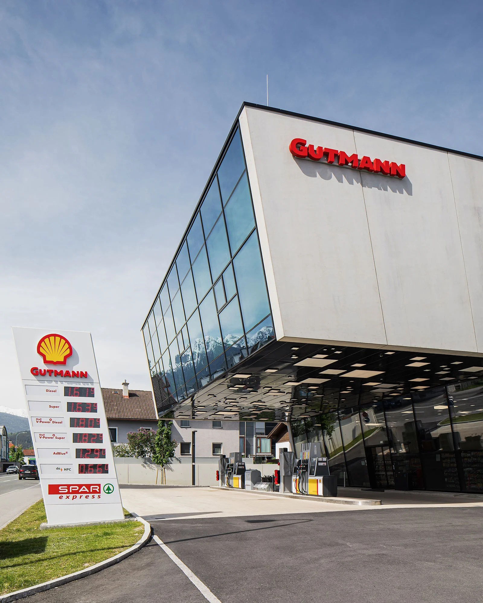 Bürogebäude mit Tankstelle, Innsbruck, Obermoser + Partner Architekten, Gutmann, Christian Flatscher, Architekturfotografie, Fotografie, Architektur, Tirol