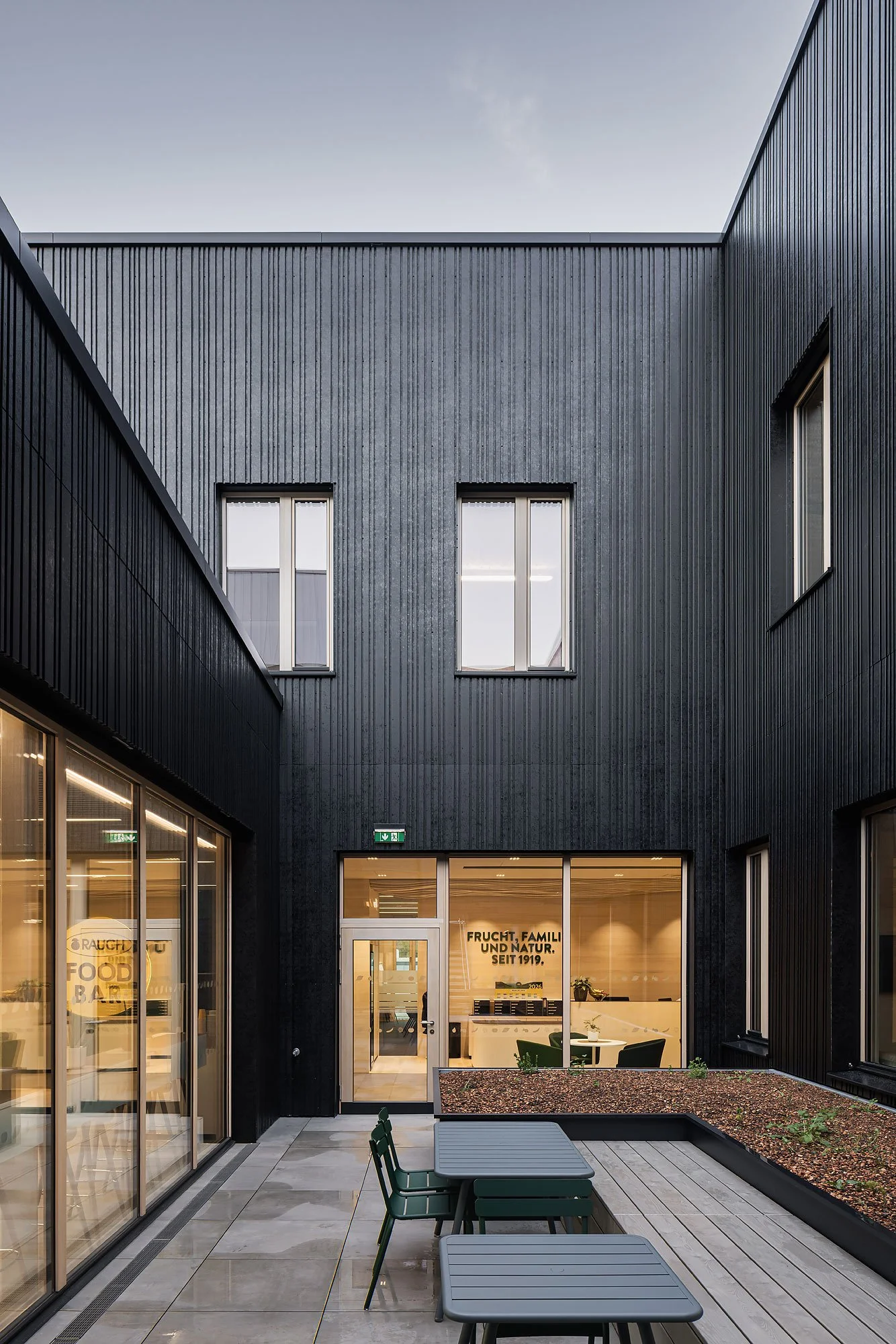 Büroaufstockung Rauch, Nüziders, ATP Architekten Ingenieure, Holzbau Saurer, Rauch Fruchtsäfte, Christian Flatscher, Architekturfotografie, Fotografie, Architektur, Vorarlberg