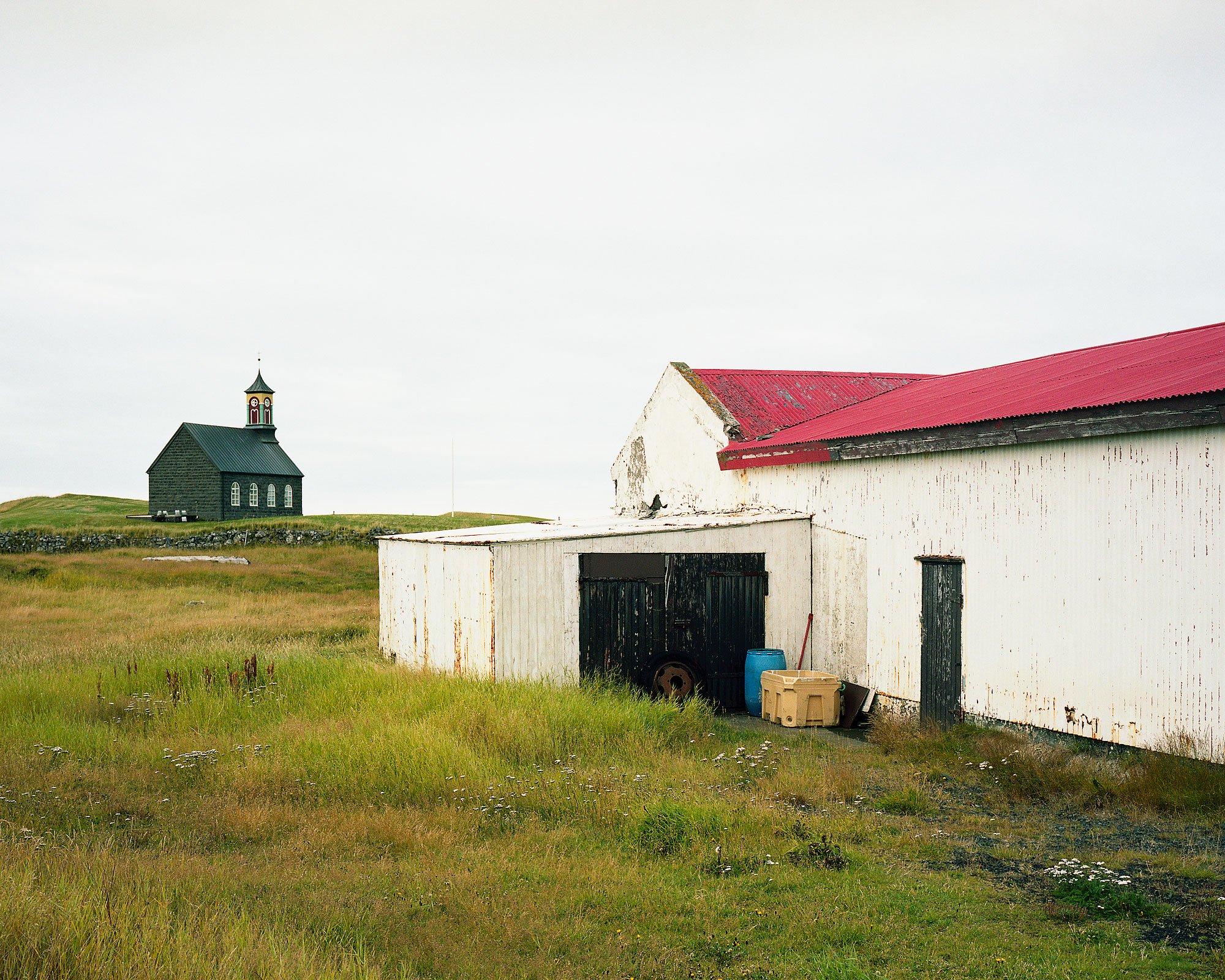 Kirche und Schuppen, Island, Mamiya 7, analoge Fotografie, Christian Flatscher