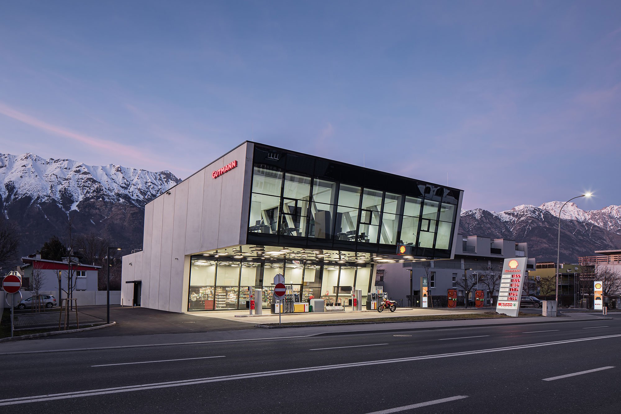 Bürogebäude mit Tankstelle