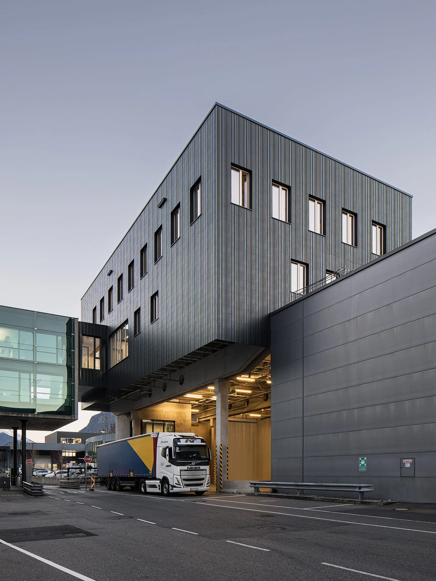 Büroaufstockung Rauch, Nüziders, ATP Architekten Ingenieure, Holzbau Saurer, Rauch Fruchtsäfte, Christian Flatscher, Architekturfotografie, Fotografie, Architektur, Vorarlberg