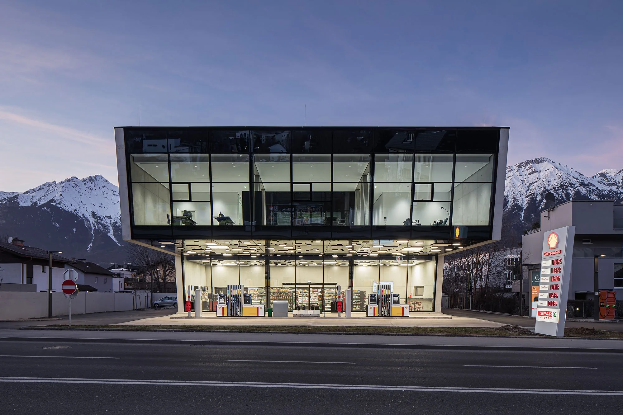 Bürogebäude mit Tankstelle, Innsbruck, Obermoser + Partner Architekten, Gutmann, Christian Flatscher, Architekturfotografie, Fotografie, Architektur, Tirol