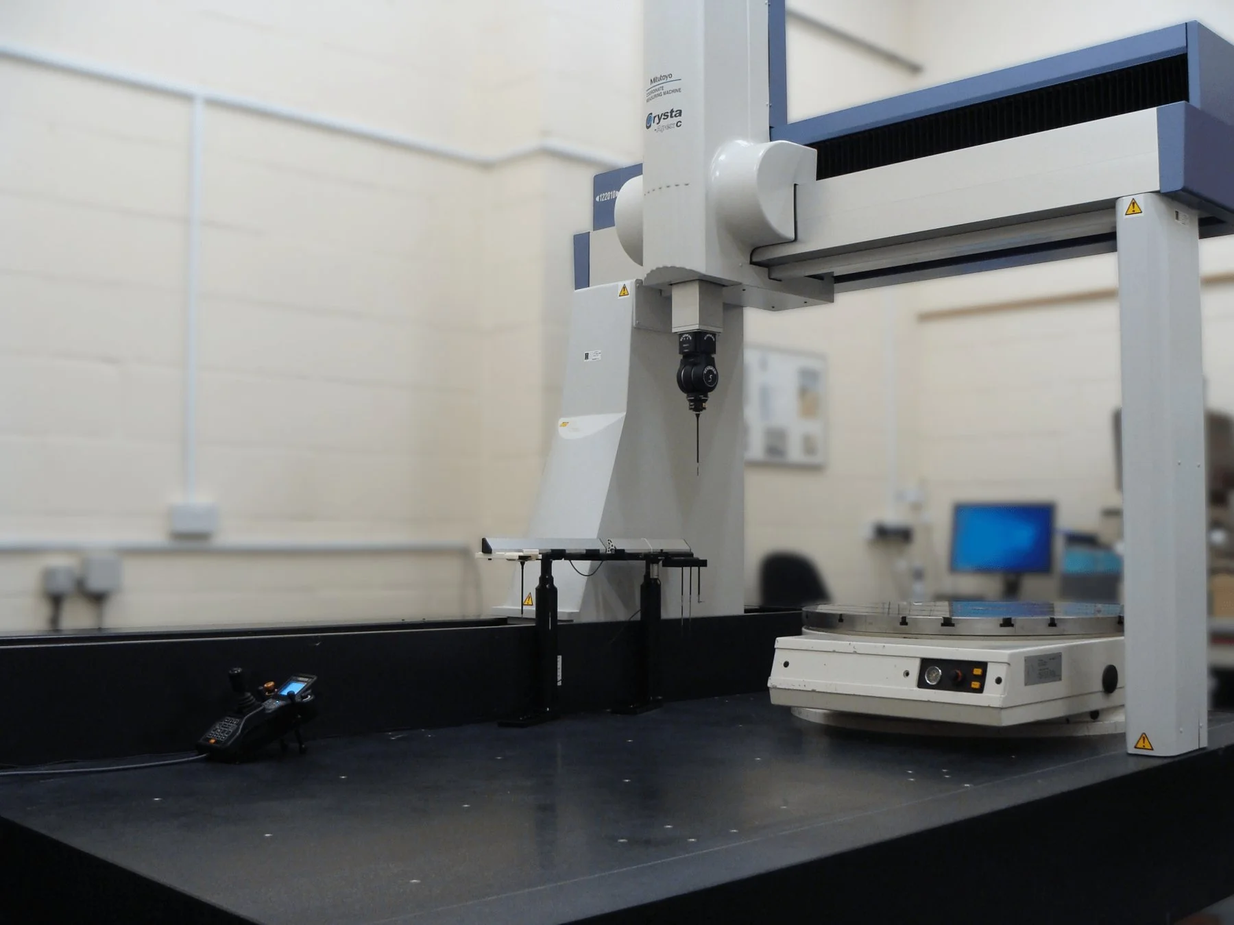 Coordinate measuring machine with a touch probe set up for dimensional inspection of a component