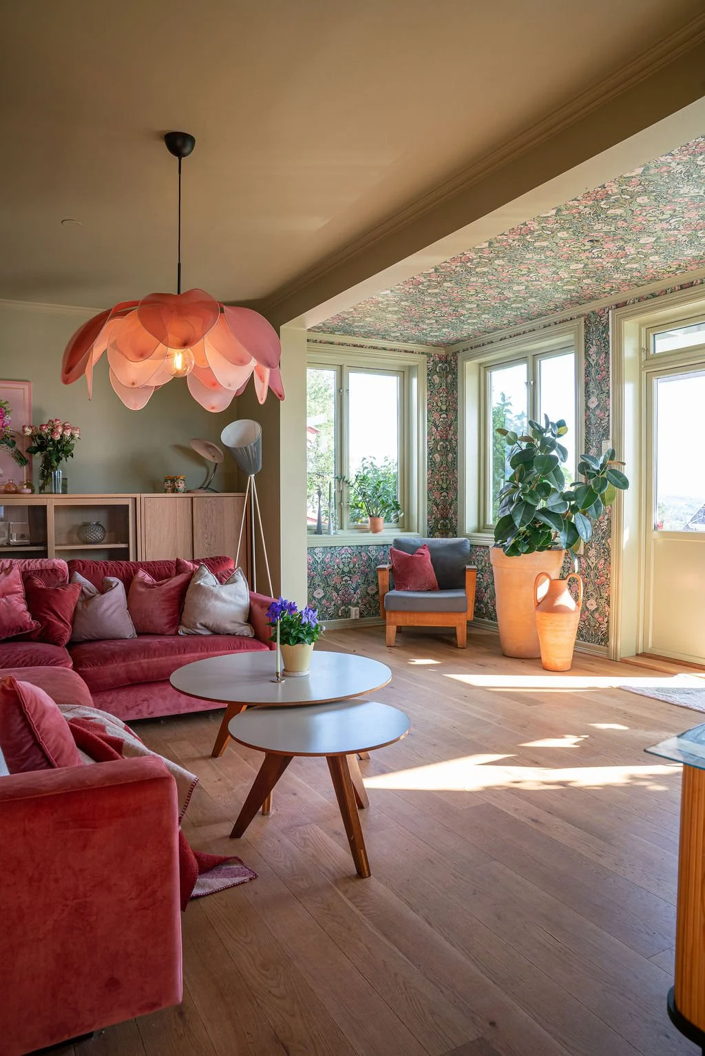 Koselig stue med grønt og rosa og blomsterrik tapet