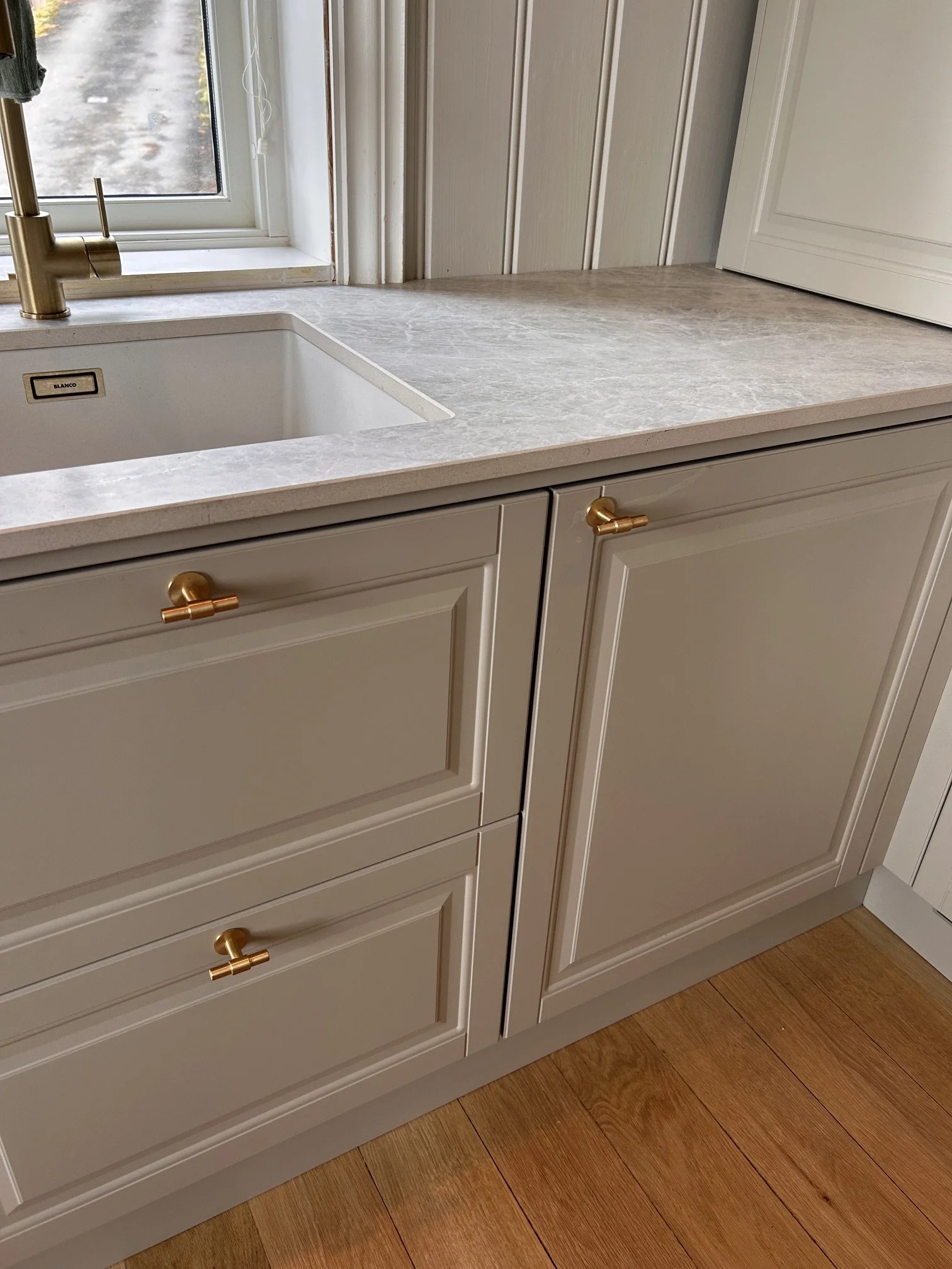 kjøkken i beige og dekton