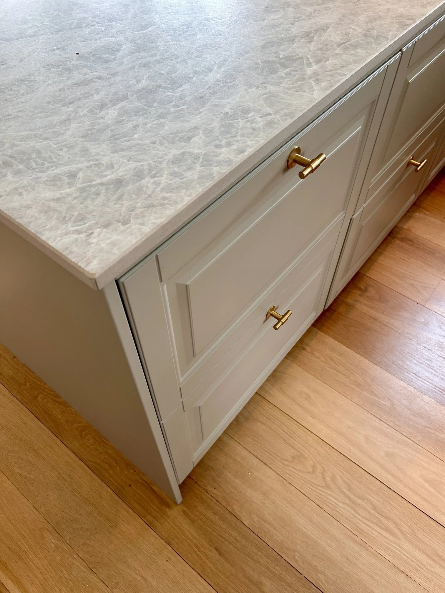 Kjøkken i beige og dekton