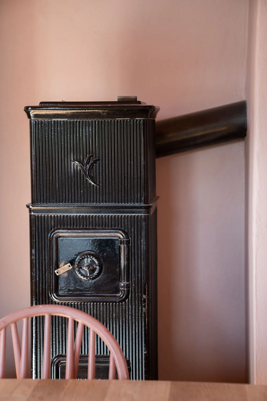 Kamin i sort og rosa vegger