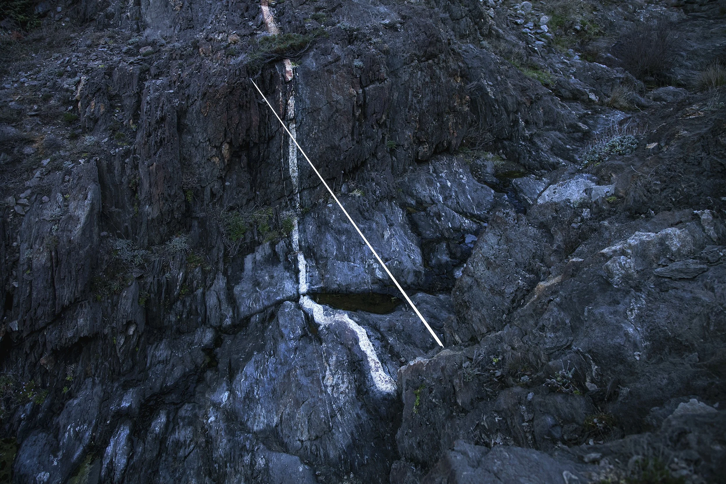 ( I ) The Paradoxical Nature
of the Line. 2019
