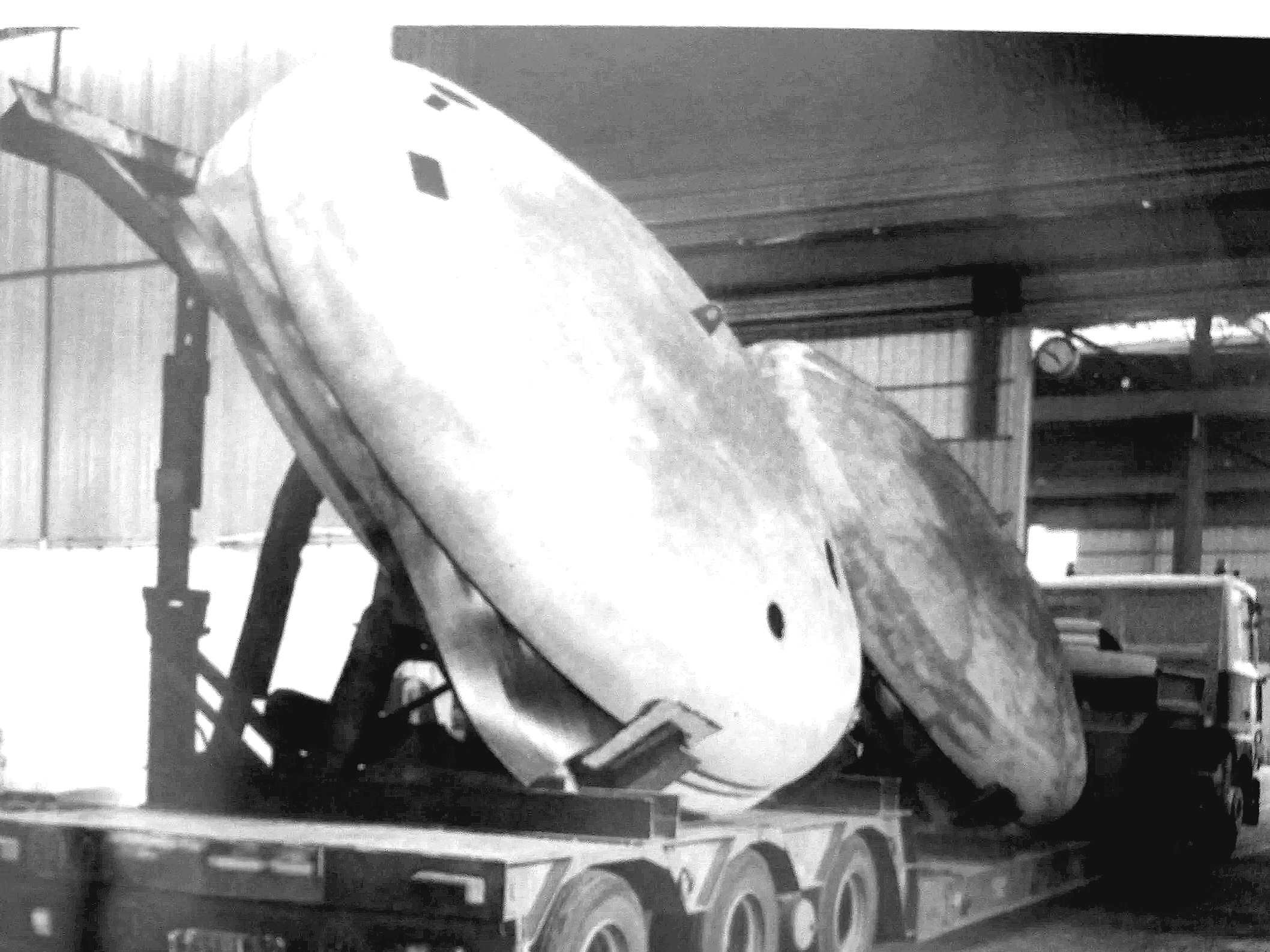 2 fonds bombés chargés sur une camion à l'aide d'un pupitre.