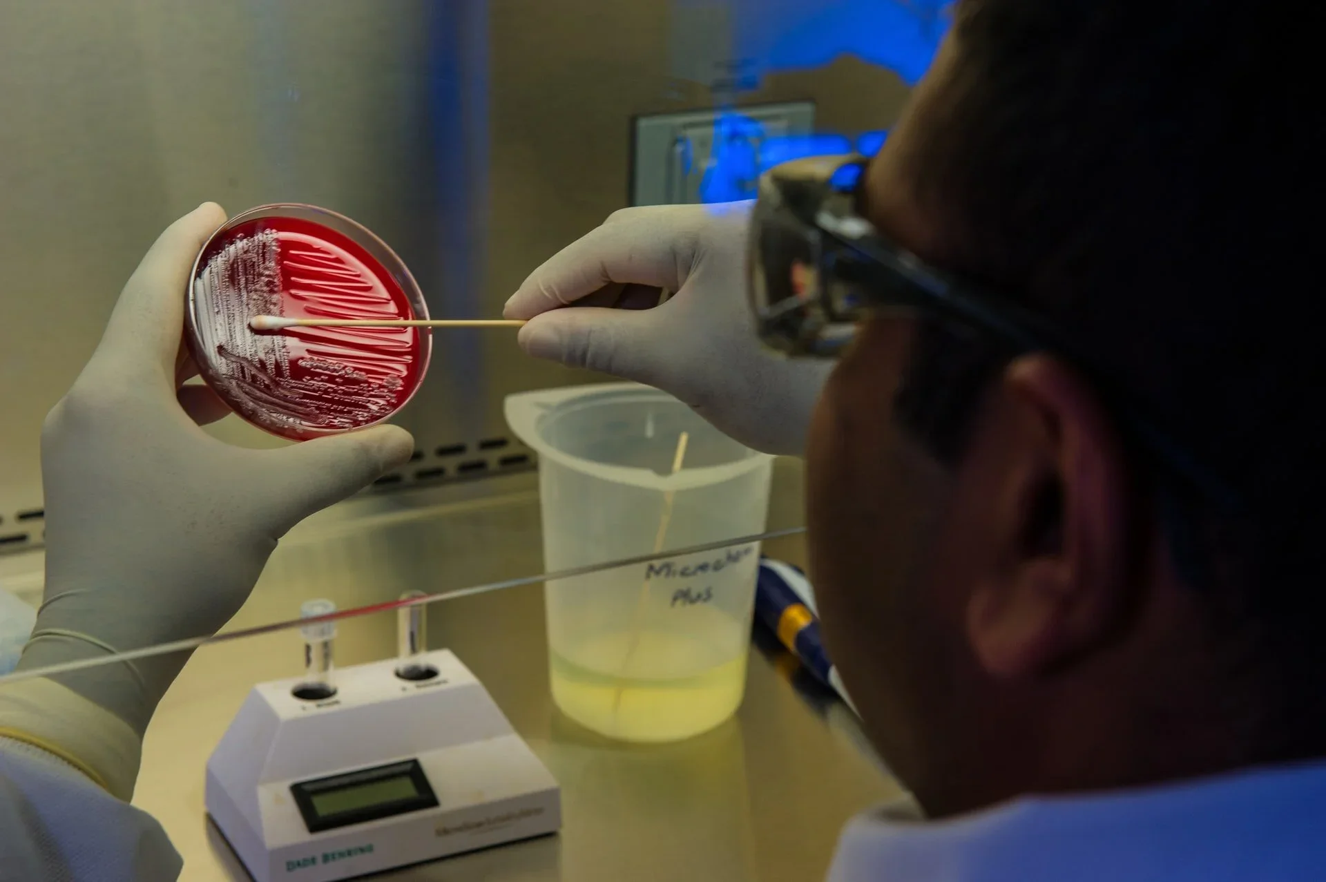 Nanotechnology to the aid of the super-resistant bacterial crisis