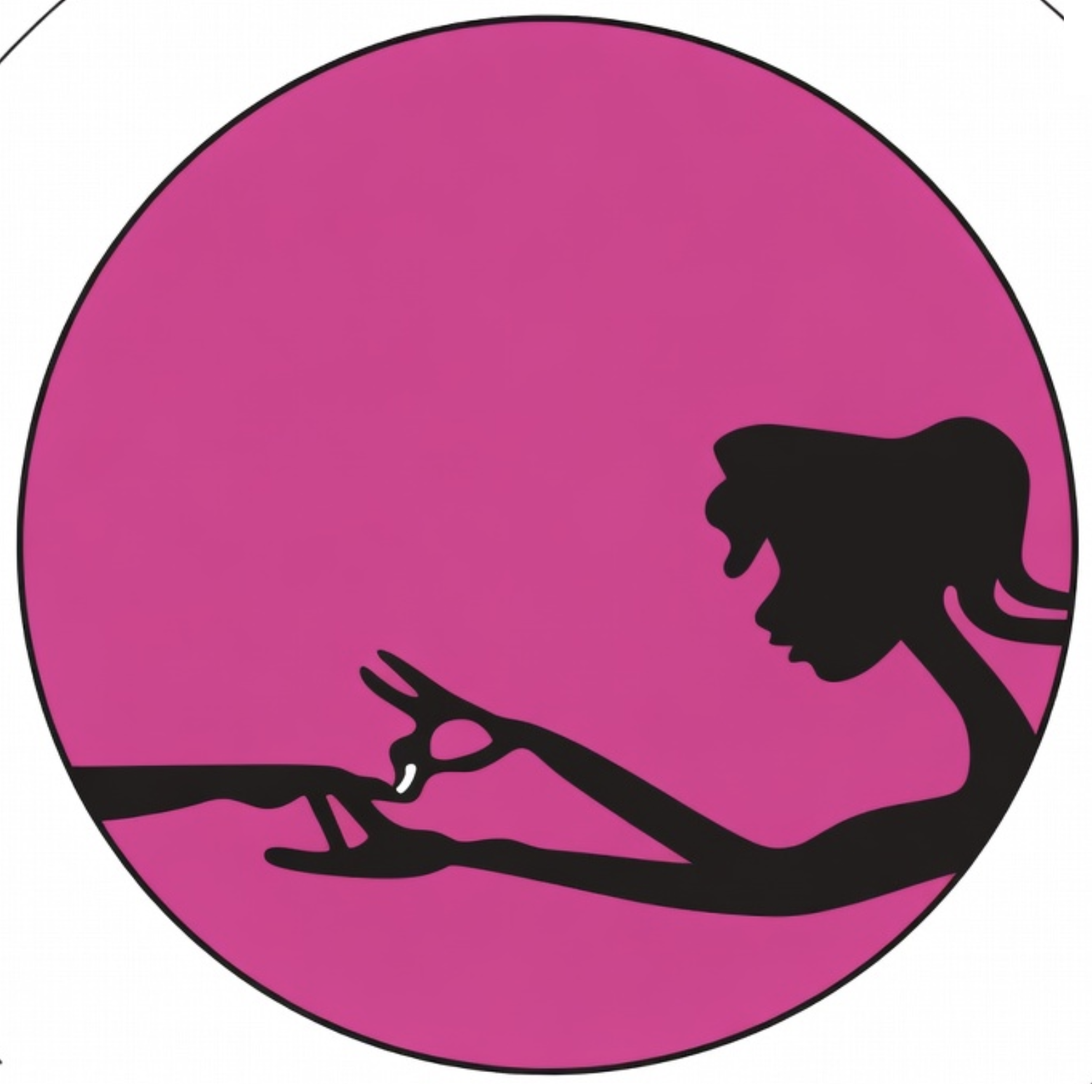 Une silhouette d'une femme en train de poser du vernis